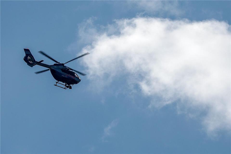 Ein Polizeihubschrauber suchte am Sonntag nach dem vermissten 45-Jährigen. (Symbolbild)Jan Woitas/dpa