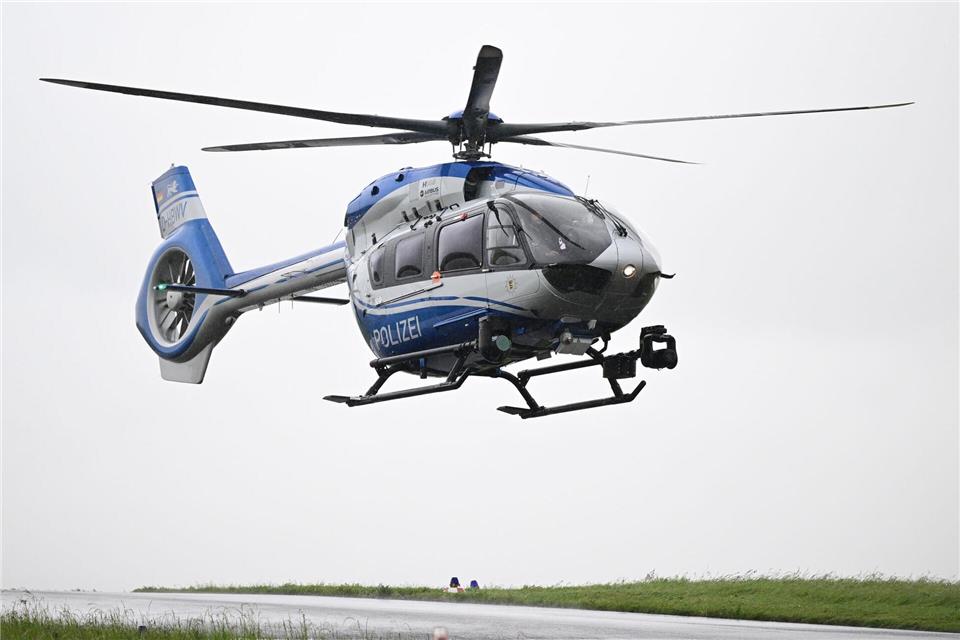 Ein Polizeihubschrauber suchte ebenfalls nach dem Fahrzeug. (Symbolbild)Bernd Weißbrod/dpa