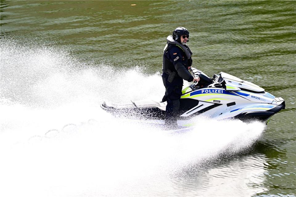 Ein Polizist der Wasserschutzpolizei auf einem Jetski auf der Spree. (Archivbild)Fabian Sommer/dpa