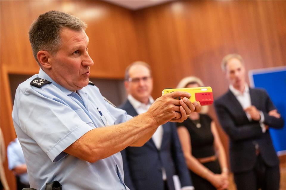 Ein Polizist erklärte die Funktionsweise eines Distanz-Elektroimpulsgeräts im vergangenen Jahr im Innnenministerium. (Archivfoto)Michael Kappeler/dpa