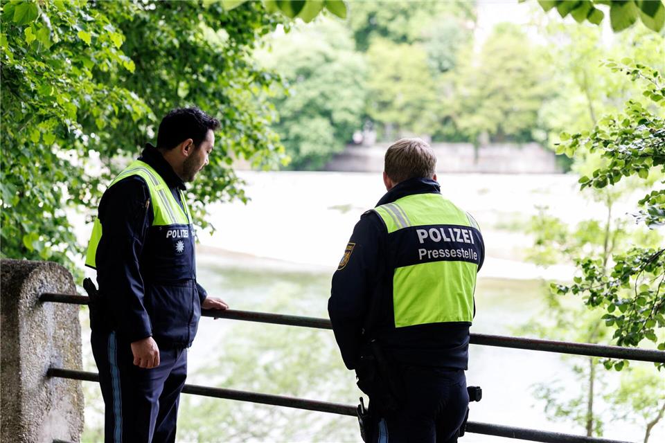Ein Polizist holte den Jungen von einer Kiesbank an einer Brücke.Matthias Balk/dpa