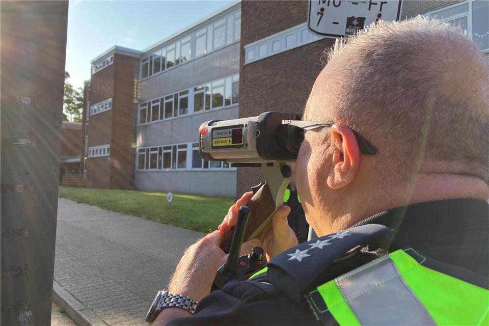 Ein Polizist ist bei einer Geschwindigkeitskontrolle vor einer Grundschule zu sehen. (Archivbild)Volker Danisch/dpa