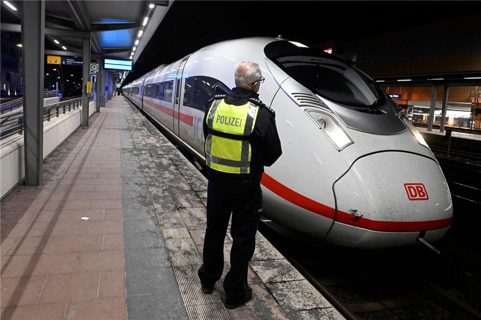 Ein Polizist steht auf einem Bahnsteig im Bahnhof Siegburg.Roberto Pfeil/dpa