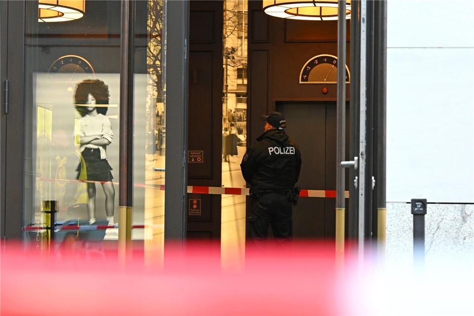 Überfall auf Juwelier in Einkaufzentrum – Täter flüchtig Ein Polizist steht hinter Absperrbändern in der „Mall of Berlin“. Elisa Schu/dpa