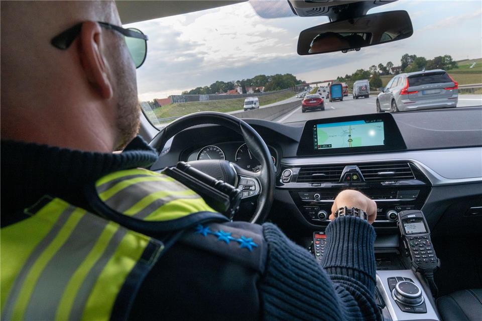 Tausende Kontrollen bei Aktion gegen Drogenschmuggel Ein Polizist verfolgt auf der A8 ein verdächtiges Fahrzeug.Peter Kneffel/dpa