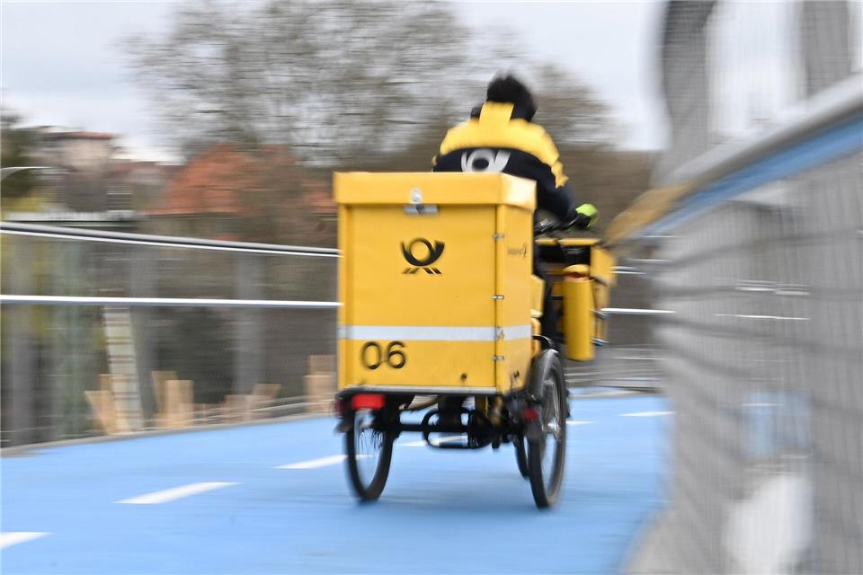 Ein Postbote bei der Arbeit: Wie lange waren seine Briefe wohl unterwegs?Bernd Weißbrod/dpa