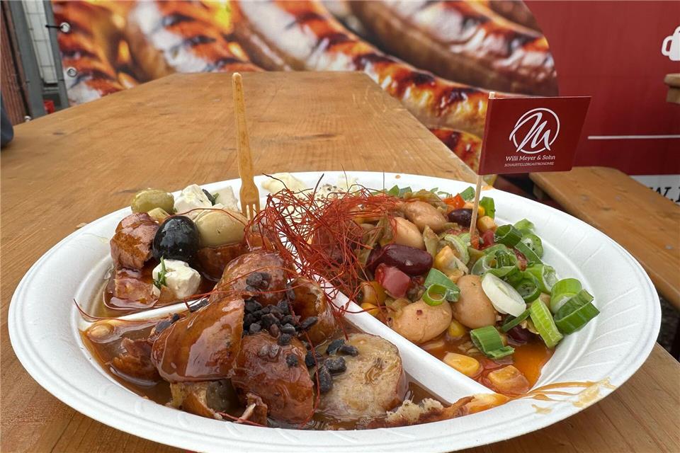 Ein „Probierteller“ vom Currywurst-Festival in Neuwied 2026. Zu sehen sind drei selbst gewählte Soßen: Akropolis-Soße mit Oliven und Feta, Mexiko-Soße mit Bohnen, Mais und Zwiebeln und Soße Salted Caramel.Julia Bode/dpa-tmn