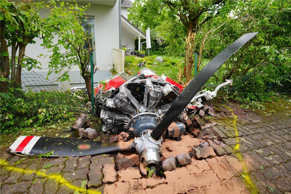 Ein Propeller der Maschine lag vor einem Wohnhaus.Enrique Kaczor/onw-images/dpa