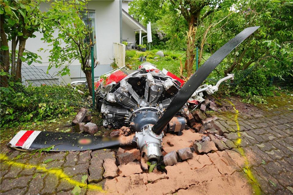 Ein Propeller der Maschine liegt vor einem Wohnhaus.Enrique Kaczor/onw-images/dpa