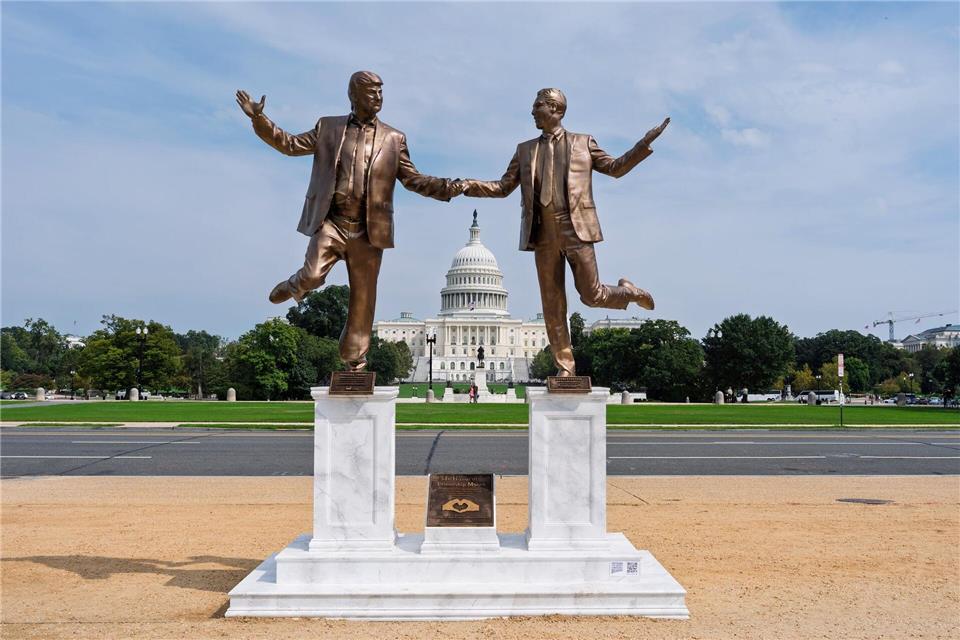 Ein Protestkunstwerk auf der National Mall in der Nähe des Kapitols in Washington stellt US-Präsident Donald Trump und Jeffrey Epstein dar.J. Scott Applewhite/AP/dpa