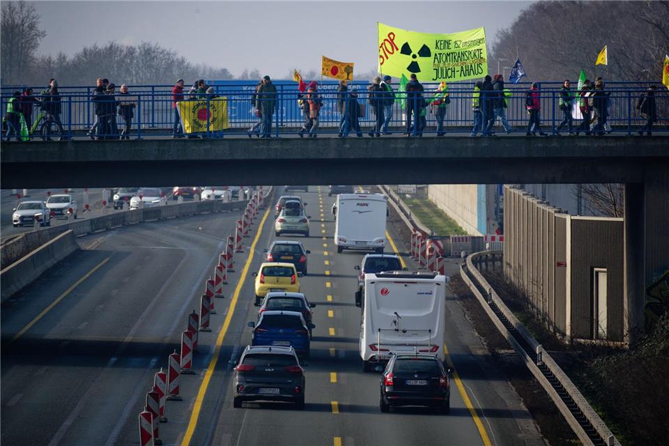 Ein Protestzug gegen Castor-Transporte geht in Bottrop über eine Brücke über die A2.Henning Kaiser/dpa