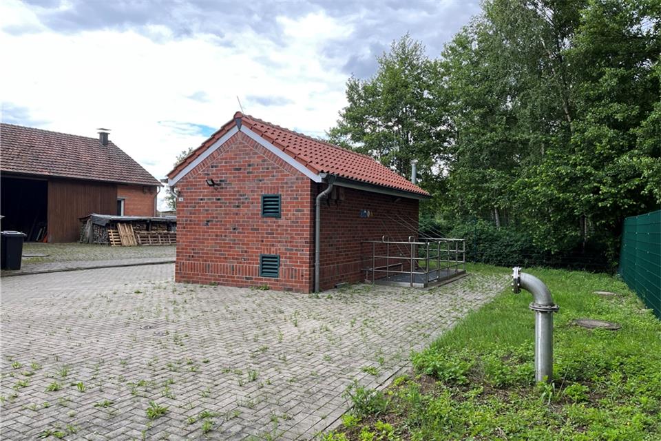 Ein Pumpwerk für das Abwasser gibt es schon. Daneben soll eine Wärmepumpe installiert werden.