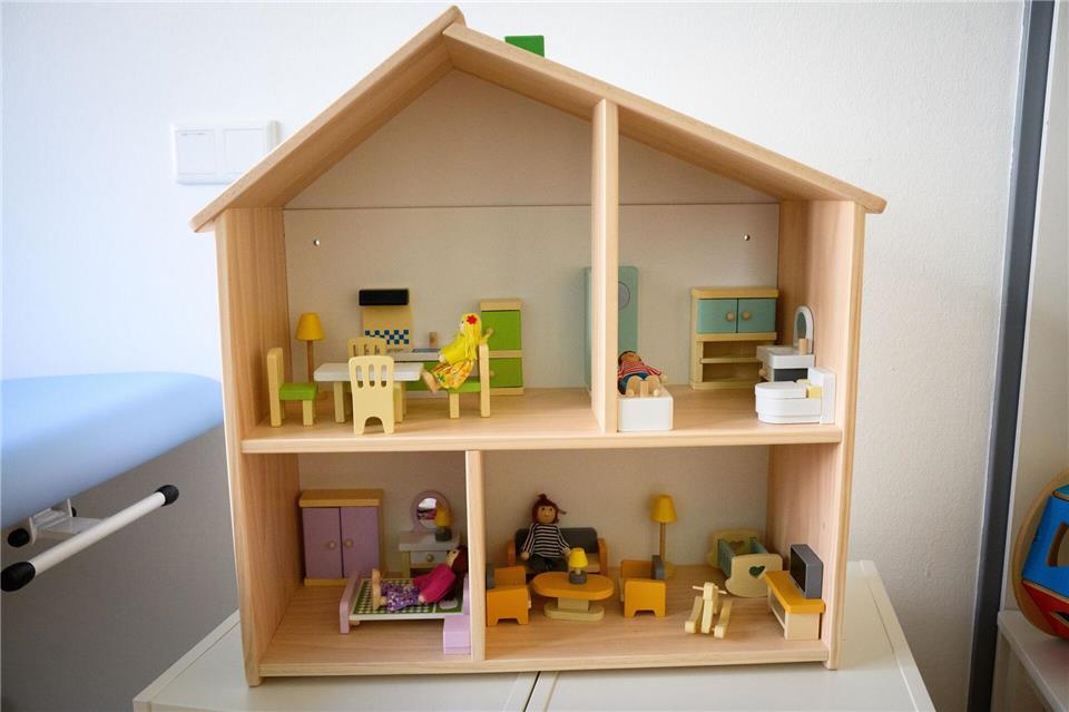 Ein Puppenhaus kann bei der Untersuchung der Kinder helfen.Bernd von Jutrczenka/dpa