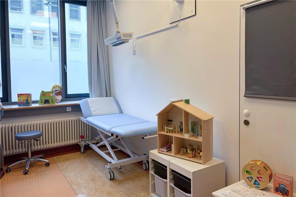 Ein Puppenhaus und weiteres Spielzeug soll den kleinen Patientinnen und Patienten die Untersuchung erleichtern. (Symbolfoto)Anja Mia Neumann/dpa