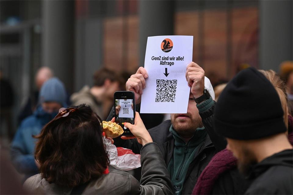 Ein QR-Code führte zu einer Umfrage der Veranstalter.Heiko Rebsch/dpa