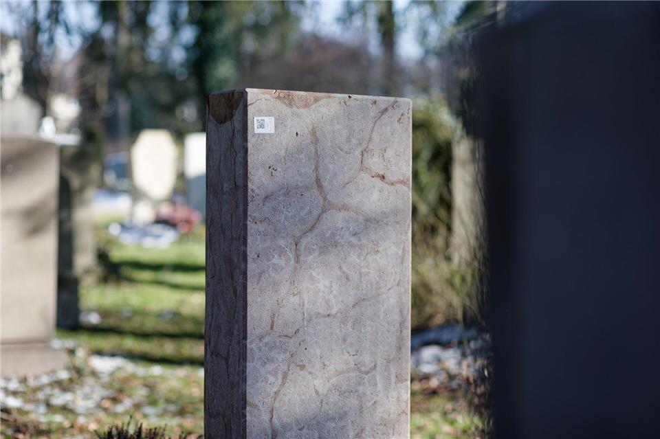 Ein QR-Code ist an der Rückseite eines Grabsteines zu sehen. Tizian Gerbing/dpa