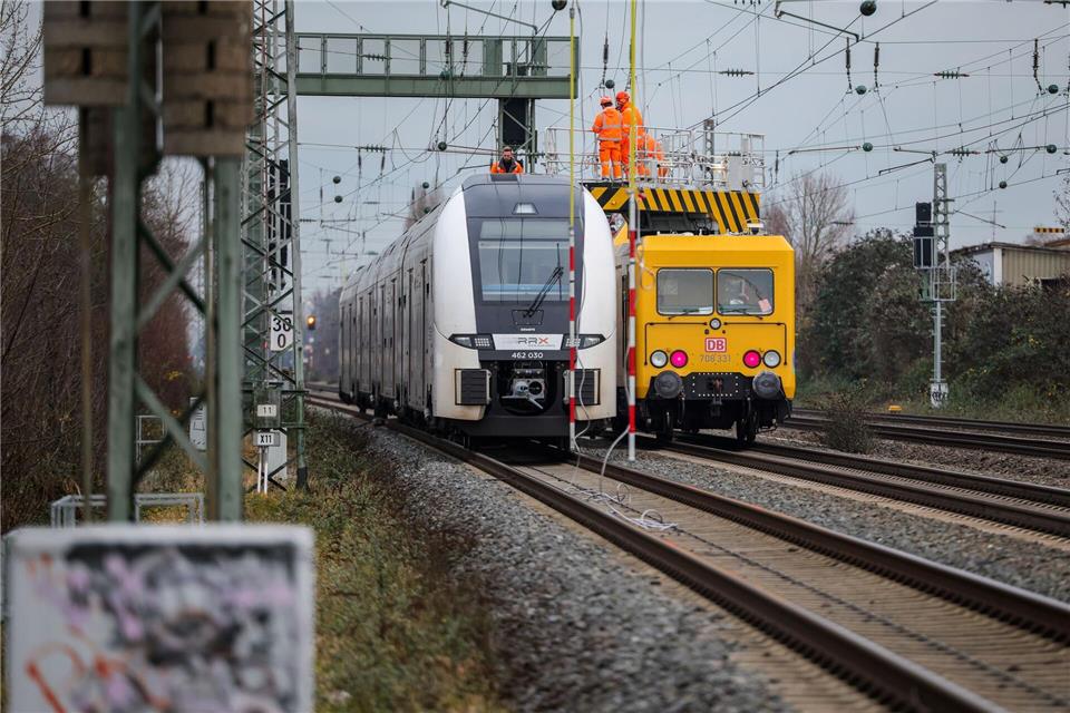 Ein RRX musste wegen eines Oberleitungsschadens evakuiert und die Strecke gesperrt werden. Christoph Reichwein/dpa