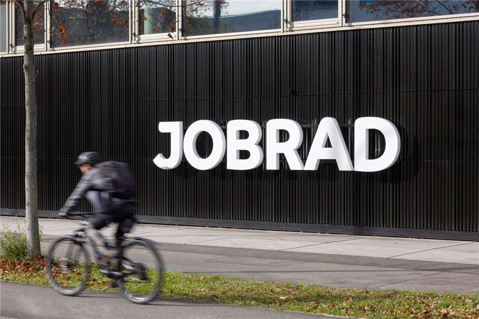 Ein Radfahrer fährt vor der Zentrale der Firma JobRad vorbei. (Archivbild)Philipp von Ditfurth/dpa