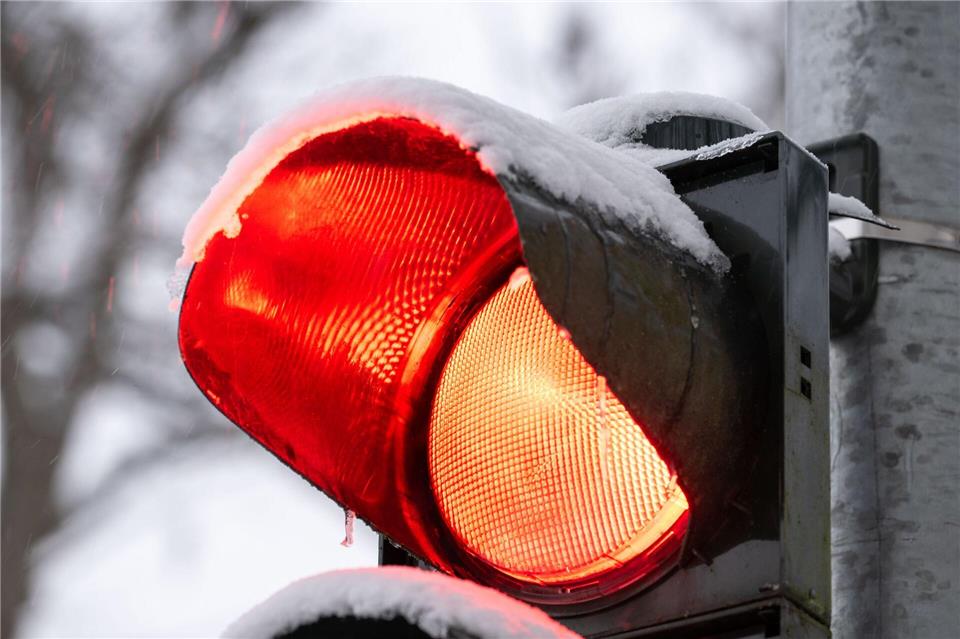 Ein Radfahrer stoßt bei roter Ampel mit einer Tram zusammen. (Symbolbild)Pia Bayer/dpa
