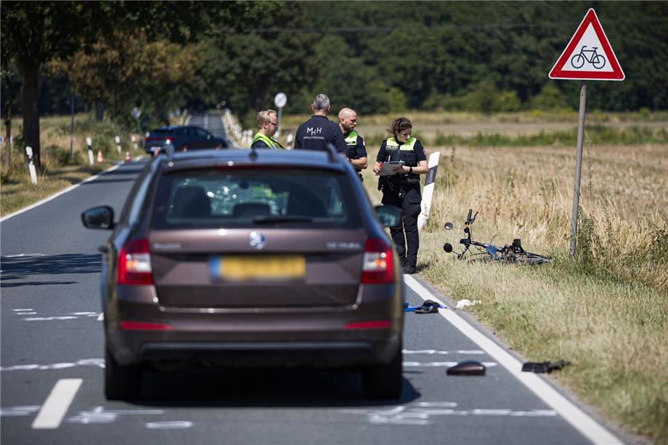 Ein Radfahrer war mit einem Auto zusammengestoßen.Moritz Frankenberg/dpa