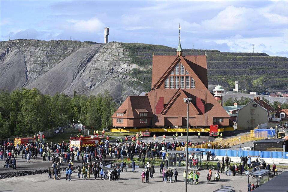 Ein Rahmenprogramm begleitet die Umsiedlung der Kirche.Fredrik Sandberg/TT News Agency/AP/dpa