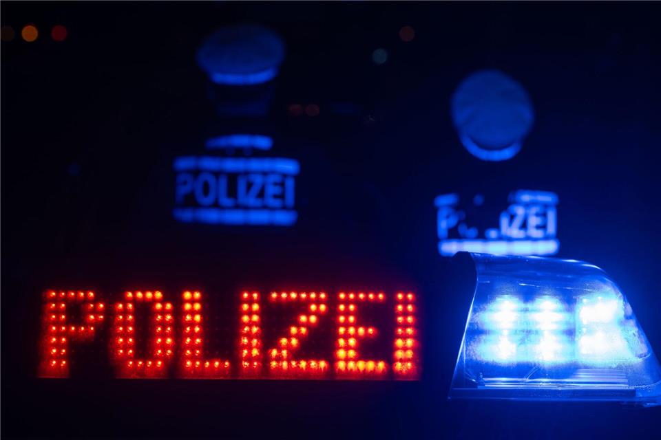 Verfolgungsfahrt endet in Fluss – Führerschein beschlagnahmt Ein Raser stürzt in der Nacht in die Hunte. (Symbolbild)Marijan Murat/dpa