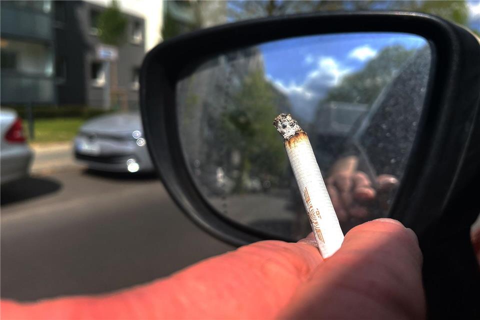 Ein Rauchverbot im Auto soll Schwangere und Minderjährige vor den Gefahren des Passivrauchens schützen. (Symbolbild)Paul Zinken/dpa