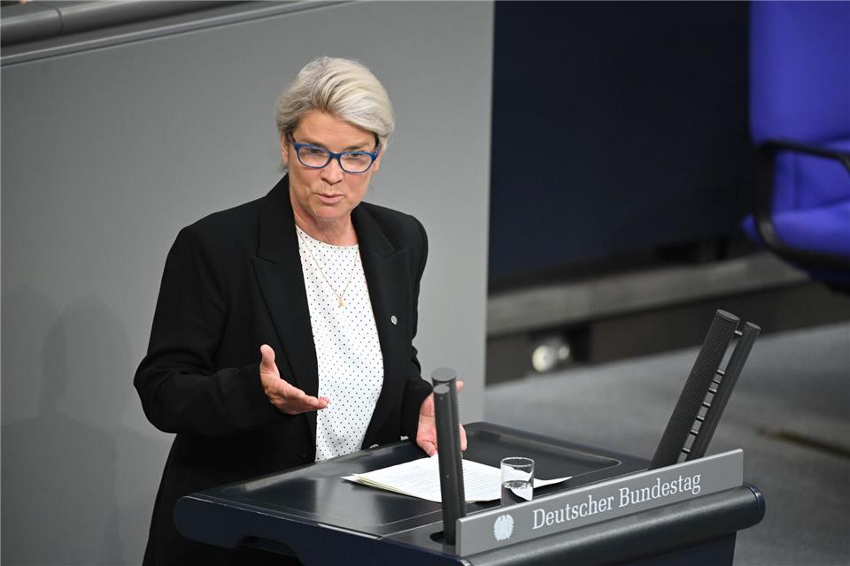 Ein Rauchverbot im Auto soll Schwangere und Minderjährige vor den Gefahren des Passivrauchens schützen, die CDU-Politikerin Borchardt warnt vor Symbolpolitik. (Symbolbild)Katharina Kausche/dpa