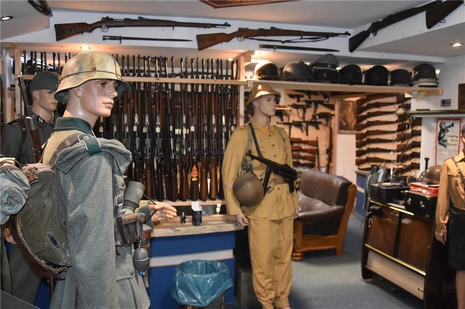 Ein Raum im Keller des Gebäudes war wie ein Museum mit Waffen aus dem Zweiten Weltkrieg und Wehrmachts-Uniformen eingerichtet.--/Polizei Wuppertal/dpa