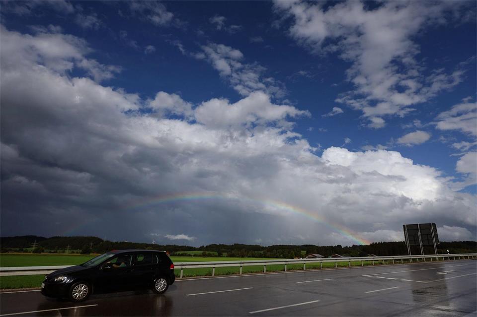 Ein Regenbogen zeigte das Ende des Unwetters an. Karl-Josef Hildenbrand/dpa