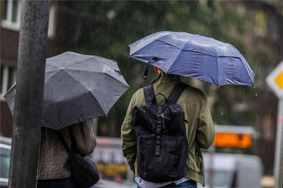 Ein Regenschirm in der Tasche oder im Kofferraum wird sich in den kommenden Tagen vermutlich lohnen. (Symbolbild)Christoph Reichwein/dpa