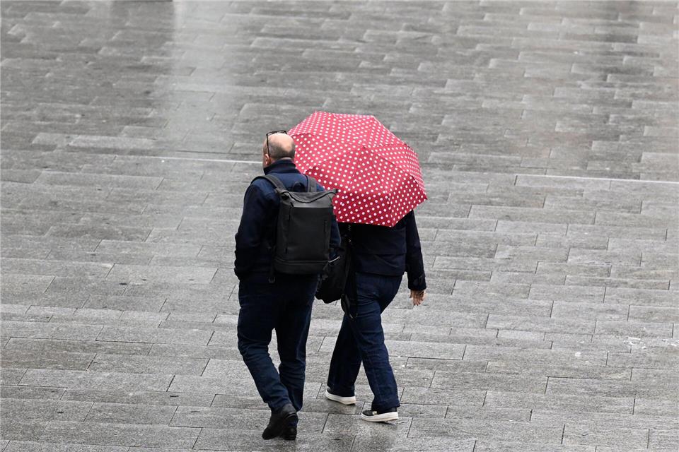 NRW-Wetter: Regnerisches Wochenende erwartet Ein Regenschirm ist am Wochenende eine gute Idee.Roberto Pfeil/dpa