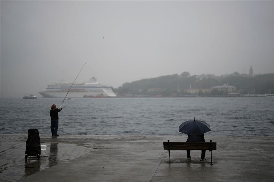 Ein Regentag in Istanbul - angesichts der Wasserprobleme im Land sind darüber viele dankbar. (Archivbild)Francisco Seco/AP/dpa