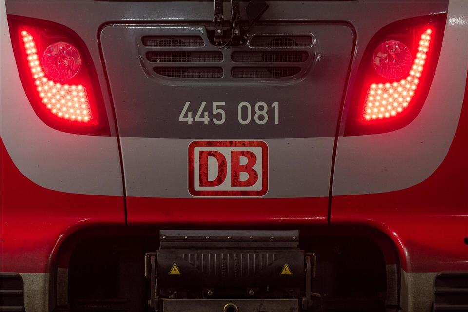 Ein Regionalzug erfasste den 21-Jährigen auf der Strecke. (Symbolbild)Peter Kneffel/dpa