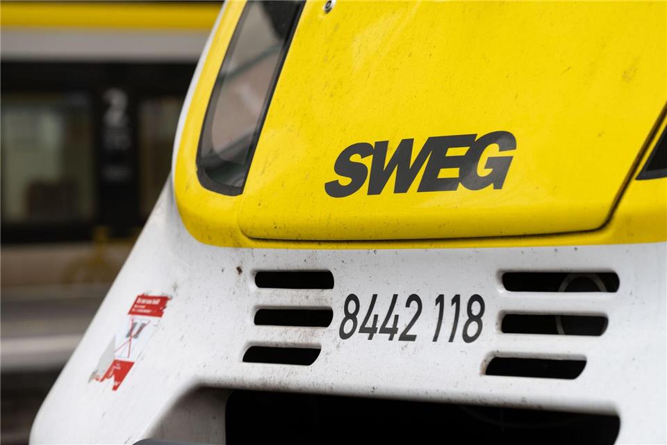 Ein Regionalzug ist an dem Bahnübergang gegen die Betonteile geprallt. (Archivbild) Marijan Murat/dpa