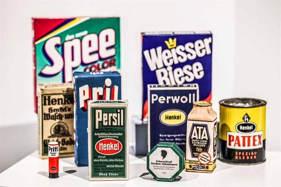 Ein Reihe historischer Produktverpackungen bekannter Henkel-Produkte.Oliver Berg/dpa