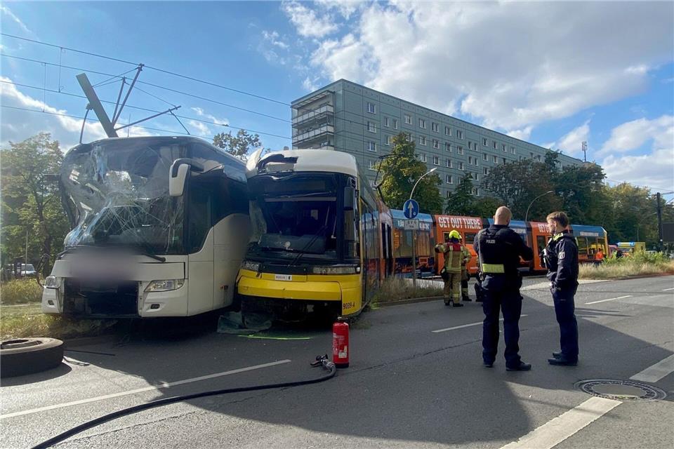 Ein Reisebus und eine Tram stoßen nahe dem Alexanderplatz zusammen, der Busfahrer wird schwer verletzt. Torsten Holtz/dpa