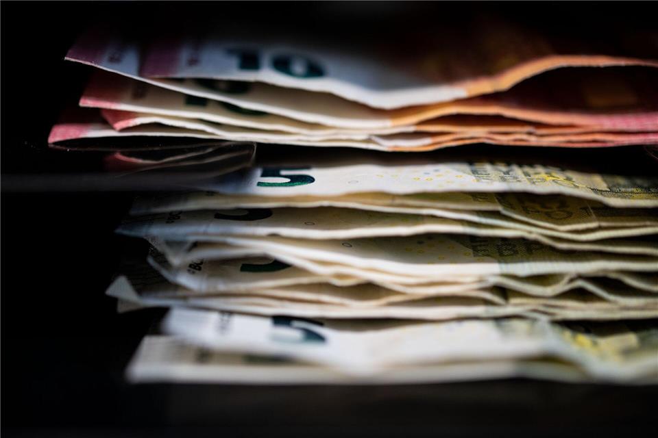 Ein Reisender nach Tschechien hatte mehr als 100.000 Euro Bargeld dabei. (Symbolbild)Marijan Murat/dpa/dpa-tmn