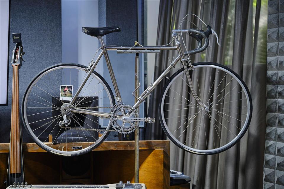 Ein Rennrad von Kraftwerk-Mitbegründer Florian Schneider brachte das 14-fache des Schätzpreises. Julien’s Auctions/dpa