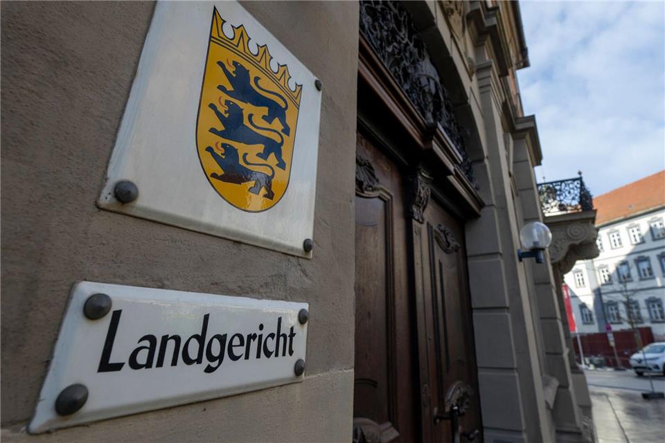 Ein Rentner steht ab Montag wegen versuchten Totschlags vor Gericht. (Illustration)Stefan Puchner/dpa