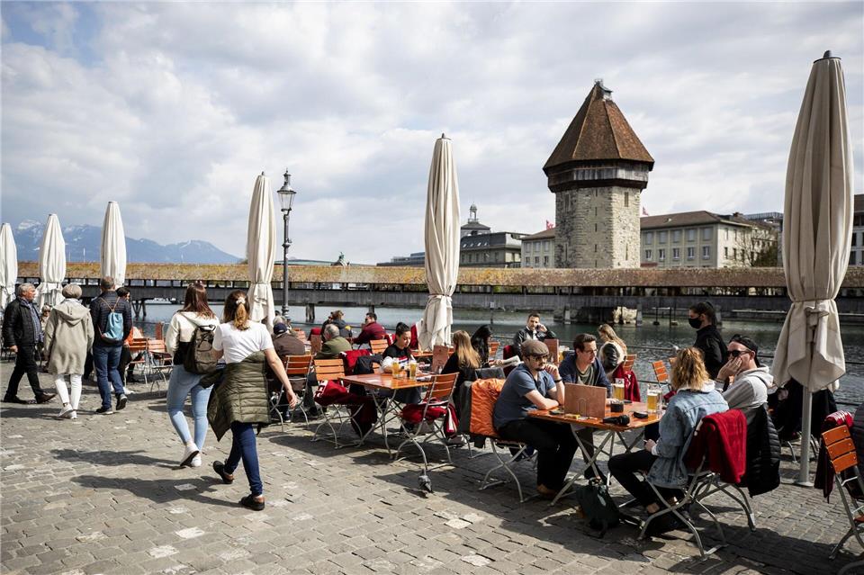 Ein Restaurant an der Reuss in Luzern, die Kapellbrücke ist im Hintergrund zu sehen.(Archivbild)Alexandra Wey/KEYSTONE/dpa
