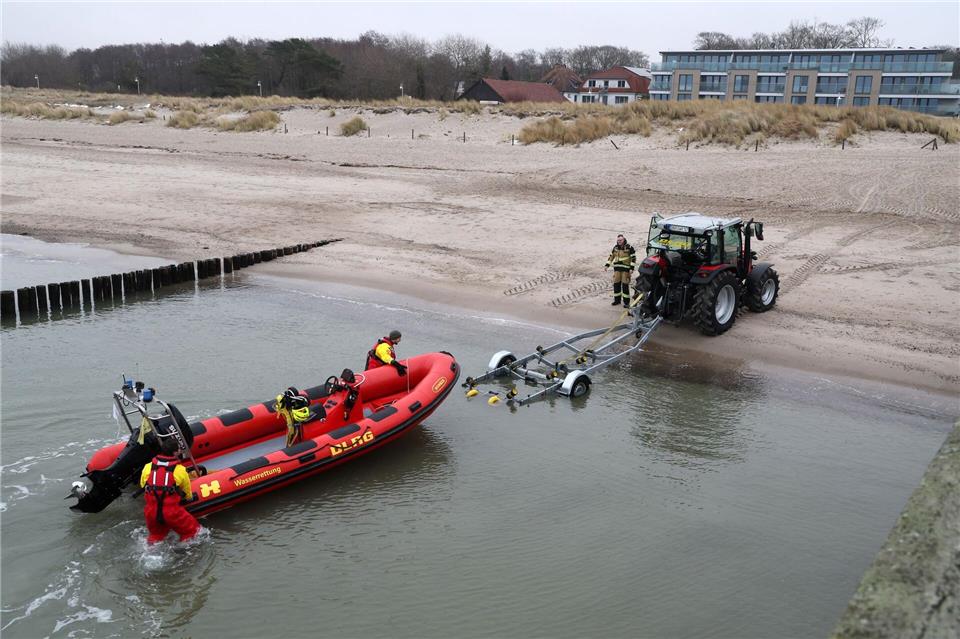 Ein Rettungsboot der DLRG war bei der Suche nach dem Winterbader im Einsatz.Bernd Wüstneck/dpa