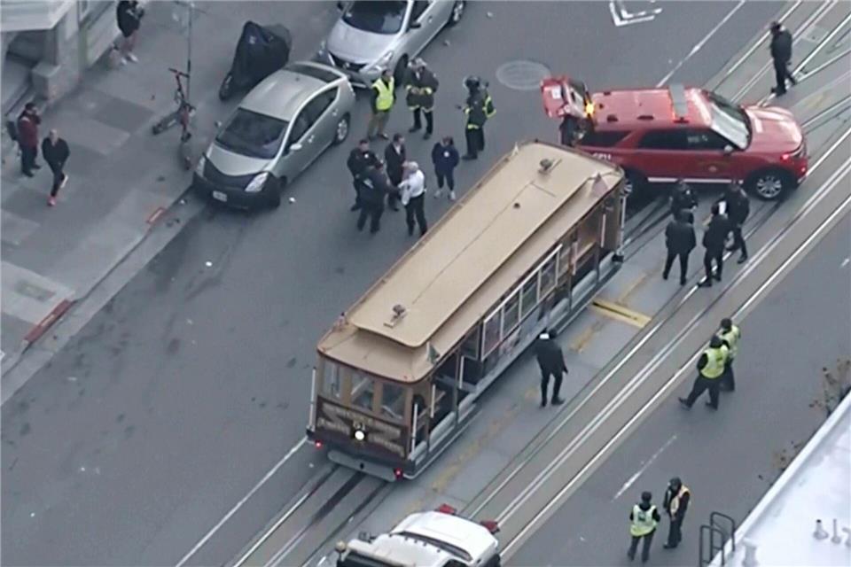 Ein Rettungsfahrzeug steht vor einem Cable Car in San Francisco. Uncredited/KGO-TV/AP/dpa