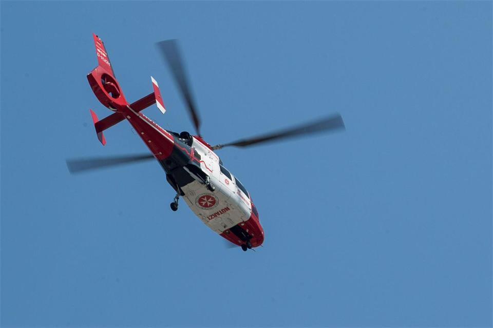 Ein Rettungshubschrauber brachte das Kleinkind laut Polizei ins Krankenhaus. (Symbolbild)Sebastian Gollnow/dpa