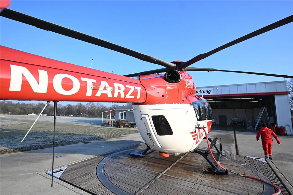 Ein Rettungshubschrauber brachte den 32-Jährigen in eine Spezialklinik. (Symbolbild)Bernd Weißbrod/dpa