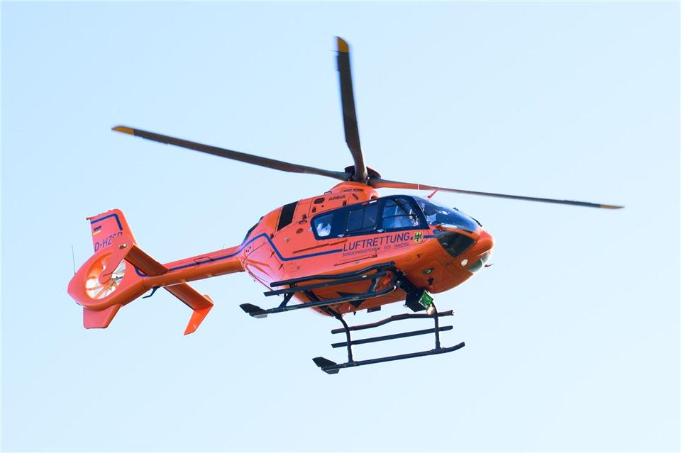 Ein Rettungshubschrauber brachte den 76-Jährigen in ein Krankenhaus. (Symbolbild)Julian Stratenschulte/dpa