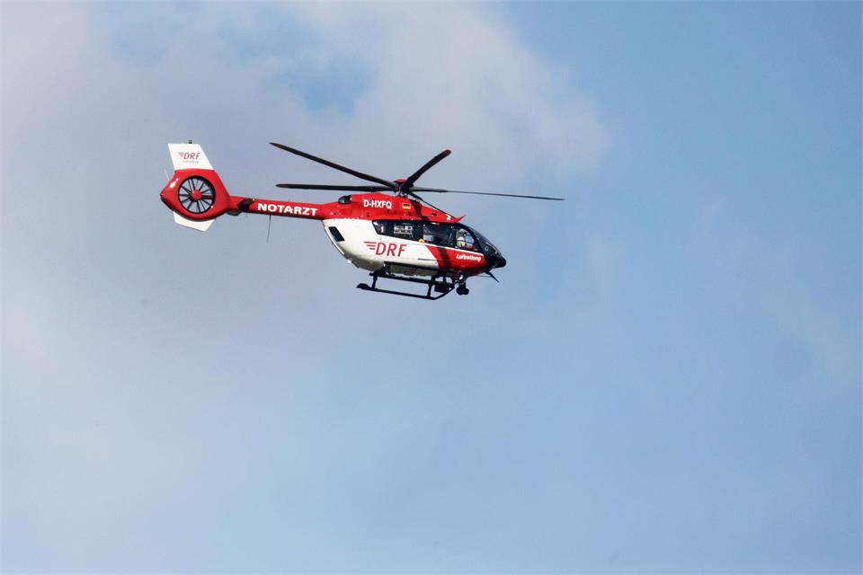 Ein Rettungshubschrauber brachte den Mann in eine Klinik. (Symbolbild)Thomas Warnack/dpa