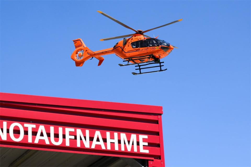 Ein Rettungshubschrauber brachte den Motorradfahrer in ein Krankenhaus, wo er an seinen Verletzungen starb. (Symbolbild)Julian Stratenschulte/dpa