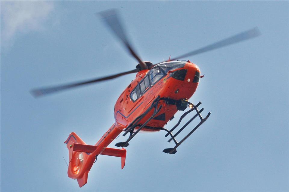 Ein Rettungshubschrauber brachte den Schwerverletzten ins Krankenhaus. (Symbolbild)Roland Weihrauch/dpa