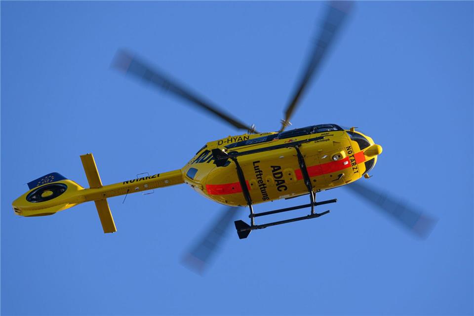 Ein Rettungshubschrauber brachte den jungen Mann in ein Krankenhaus. (Symbolbild)Robert Michael/dpa